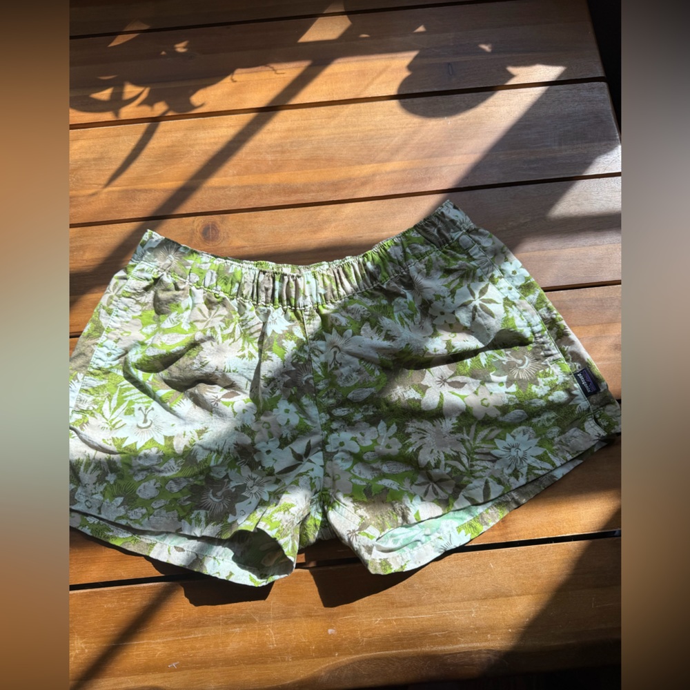 Patagonia Leafy Green Women's Bermudas Size Medium